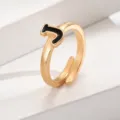 Nahaufnahme eines eleganten verstellbaren goldenen Rings mit schwarzem Emaille-Buchstaben J. - Buchstabe J / Gold