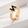 Vergoldeter verstellbarer Ring mit einem eleganten schwarzen Emaille-Buchstaben für Damen. - Buchstabe N / Gold
