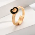 Nahaufnahme des stilvollen goldenen offenen Rings mit elegantem schwarzem Emaille-Akzent. - Buchstabe O / Gold