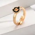 Verstellbarer Ring in Goldoptik mit einem süßen schwarzen Bären-Charm für Damen und Mädchen. - Buchstabe Q / Gold