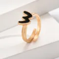 Verstellbarer goldfarbener Buchstabenring mit schwarzem Emaildesign minimalistischer Schmuck. - Buchstabe W / Gold