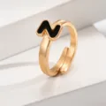 Verstellbarer vergoldeter Buchstabenring mit schwarzer Emaille, moderner Modeschmuck Damen. - Buchstabe Z / Gold