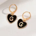 Detailansicht modischer goldener Buchstaben G Herz Creolen, schicker französischer Schmuck. - Herz Buchstabe G Stil
