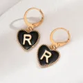 Goldene Creolen mit schwarzem Herzanhänger und goldenem Buchstaben R, schick und elegant für Damen. - Herz Buchstabe R