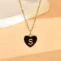Nahaufnahme Detail des schwarzen Emaileherz Anhängers mit Buchstabe S Goldkette. - Buchstabe S (NZ2864) / Schwarz
