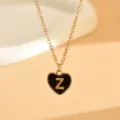 Nahaufnahme Detailansicht der Goldkette mit schwarzem Emaile-Herz-Anhänger und dem Buchstaben Z. - Buchstabe Z (NZ2864) / Schwarz