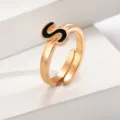Verstellbarer goldener Ring mit stylischem schwarzem Buchstaben S Design fuer Frauen. - Buchstabe S / Gold