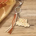 Hölzerner Hund Mama Schlüsselanhänger mit Lederquaste und Metallkarabiner für handtasche. - Dog Mama (ZMK0160)