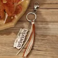 Hölzerner Mama-Schlüsselanhänger mit Lederquasten und Metallverschluss als Geschenk. - Mama Best Ever (ZMK0161)