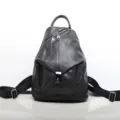 Zaino da donna in vera pelle con tasca con serratura frontale e cerniera diagonale nero. - Nero