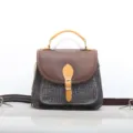Borsa a tracolla da donna in vera pelle borsa a mano alla moda con motivi unici in rilievo. - Blu scuro
