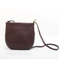 Minimalistiki skouro kafe dermatini tsanta chiasti, retro styl omou gia gynaikes. - Καφέ