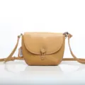 Borsa a tracolla in pelle marrone cammello, elegante borsa a spalla con cuciture a contrasto. - Giallo ocra