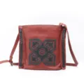 Borsa a tracolla vintage in vera pelle da donna con motivo intagliato etnico e lati intrecciati. - rosso mattone