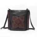 Borsa a tracolla vintage da donna in vera pelle con motivo floreale intagliato e dettagli. - Caffè nero