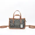 Borsa a tracolla vintage in vera pelle con elegante motivo floreale e rifiniture marroni. - Teal
