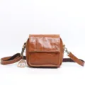 Borsa a tracolla vintage in vera pelle da donna, borsa quadrata retrò, colore caramello. - Marrone