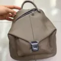 Zaino in vera pelle da donna, elegante borsa taupe con cerniere multiple e manico superiore. - Kaki