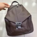 Zaino in vera pelle da donna, elegante borsa da viaggio marrone con manico e serratura metallica. - Caffè