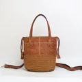 Borsa a secchiello intrecciata in vera pelle con manico e tracolla in variante marrone. - Marrone Goffrato