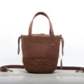 Borsa a secchiello in pelle intrecciata marrone, elegante borsa a tracolla. - Caffè