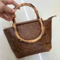 Borsa a mano da donna in vera pelle vintage goffrata con manico in bambù stile retro chic. - Marrone rossiccio 1