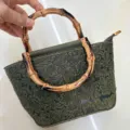 Vintage groene lederen handtas met unieke bamboe handgreep, stijlvolle retro damestas. - Grasgroen