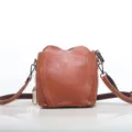 Borsa a tracolla da donna in vera pelle marrone, elegante borsetta con design a cuore unico. - Marrone
