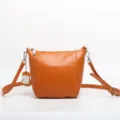 Piccola borsa a tracolla quadrata in vera pelle da donna, elegante borsa a spalla. - Marrone