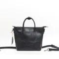 Borsa da donna nera in pelle, variante elegante con design classico a tracolla e borsa. - Nero