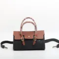 Borsa da donna vintage in vera pelle con motivo goffrato, manico e tracolla regolabile. - Nero