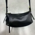 Borsa a tracolla in pelle nera, borsa crossbody minimalista con chiusura a zip e cinturino. - Nero