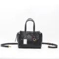 Borsa a mano classica in vera pelle nera con dettaglio di anello metallico e tracolla. - Nero