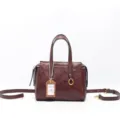 Borsa a mano vintage in pelle marrone scuro da donna tracolla con manici e dettagli. - Caffè