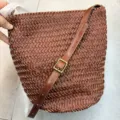 Geflochtene Leder Eimer Tasche, handgemachte Retro Umhängetasche mit verstellbarem Riemen. - Braun