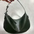 Borsa a tracolla in vera pelle verde scuro, stile hobo versatile da donna per uso quotidiano. - Verde