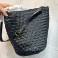 Schwarze geflochtene Leder Eimer Tasche mit verstellbarem Riemen und Metall Schnalle. - Schwarz