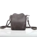 Borsa a tracolla in pelle marrone con parte superiore a cuore e cuciture bianche. - Caffè Scuro