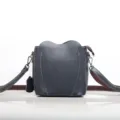 Borsa a tracolla in vera pelle blu scuro con patta a cuore, borsa elegante chic. - Blu zaffiro