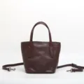 Borsa secchiello in pelle marrone scuro, variante versatile a tracolla e mano elegante. - Caffè