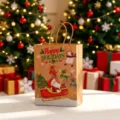 Detailweergave van kerstcadeauzakje van kraftpapier met kerstman en rendier - Kerstman / 15*8*21cm