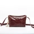 Borsa a tracolla marrone in vera pelle per donna, con design vintage stropicciato. - Caffè Scuro
