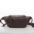Borsa da petto in vera pelle marrone scuro, variante marsupio multi-scomparto uomo. - Caffè
