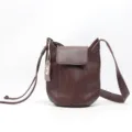 Elegante borsa a secchiello da donna in vera pelle marrone, borsa a tracolla vintage con patta. - Caffè