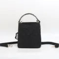 Borsa a secchiello nera in pelle goffrata con manico superiore e tracolla regolabile. - Nero