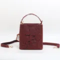 Borsa secchiello vintage in pelle rosso vino con motivo floreale, elegante borsa a tracolla e spalla. - Borgogna
