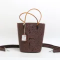 Borsa a secchiello in vera pelle da donna, borsa vintage goffrata con tracolla. - Caffè Scuro