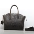 Borsa a mano classica marrone scuro stampa coccodrillo con manici e tracolla. - Caffè Scuro