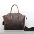 Borsa a mano in pelle con stampa coccodrillo marrone, grande borsa a tracolla da donna. - Caffè Chiaro