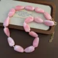 Rosa tropfenförmige Perlenhalskette, elegantes Modeschmuck-Accessoire mit verstellbarer Kette. - Rosa